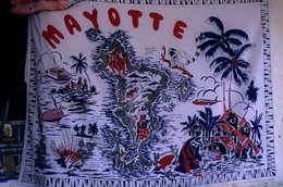 Archipel-des-Comores;-Artisanat;-Carte;-France;-Inscription;-Kaleidos;-Kaleidos-images;-La-parole-à-limage;-Laurent-Abad;-Mayotte;-Océan-Indien;-Souvenirs;-Stories-Pictures;-Textile;-Tissu-imprimé